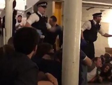 Συγκλονιστικές στιγμές από το μακελειό στο Λονδίνο: Αστυνομικοί φωνάζουν «Πέστε κάτω!» (βίντεο)